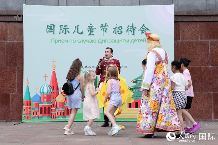 中俄兩國小朋友共同參與互動游戲。人民網(wǎng)記者 隋鑫攝