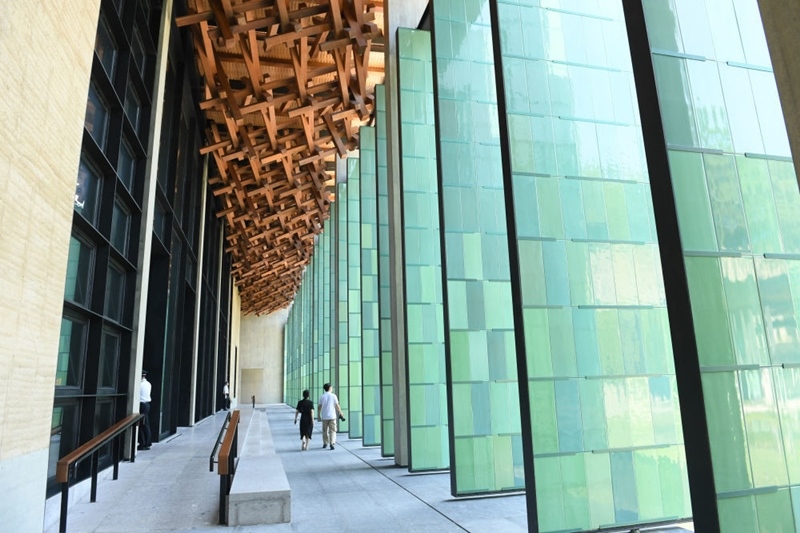 2022年7月23日，杭州國家版本館屋頂?shù)哪緲?gòu)和青瓷門扇相映成趣。