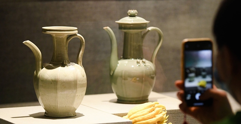 2021年9月14日，浙江省博物館，觀眾在拍攝北宋龍泉窯執(zhí)壺（左）和龍泉青瓷藝人劉杰制作的執(zhí)壺。