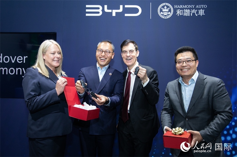 兩位英國消費者獲得新車鑰匙。人民網(wǎng)記者 許立群攝影