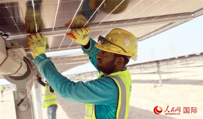 工人正在安裝光伏面板。人民網(wǎng)記者 管克江攝
