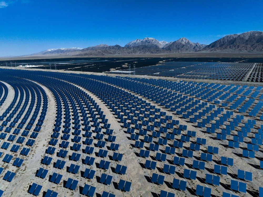 這是2024年4月23日在青海省海西蒙古族藏族自治州德令哈市光伏（光熱）產(chǎn)業(yè)園拍攝的光熱電站（無人機(jī)照片）。新華社記者 張龍 攝