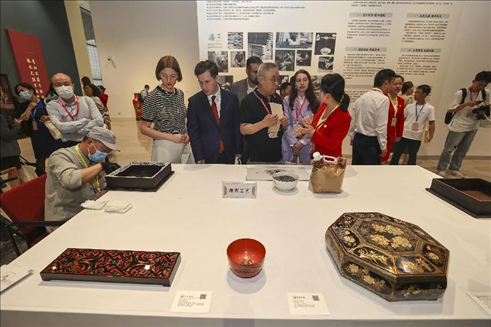 2023年5月28日，北京，推光漆器匠人為駐華使節(jié)展示技藝。