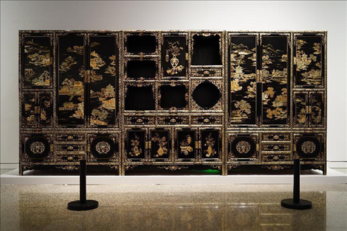 2023年7月9日，北京，中國工藝美術(shù)館·中國非物質(zhì)文化遺產(chǎn)館，“山西特色專業(yè)鎮(zhèn)·平遙非遺雙寶中華行”展覽展出的推光漆器作品。