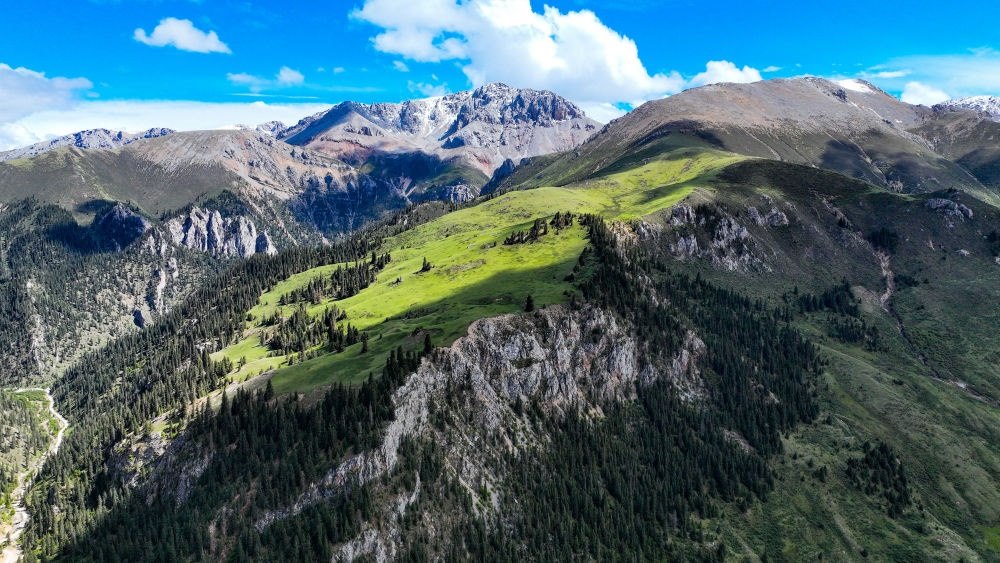 這是2023年6月18日在青海省玉樹藏族自治州囊謙縣拍攝的風(fēng)光（無人機(jī)照片）。新華社記者 張龍 攝