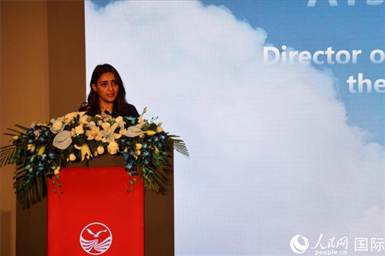 阿聯(lián)酋經(jīng)濟(jì)部旅游司司長艾莎·阿菲菲致辭。人民網(wǎng)記者張志文攝