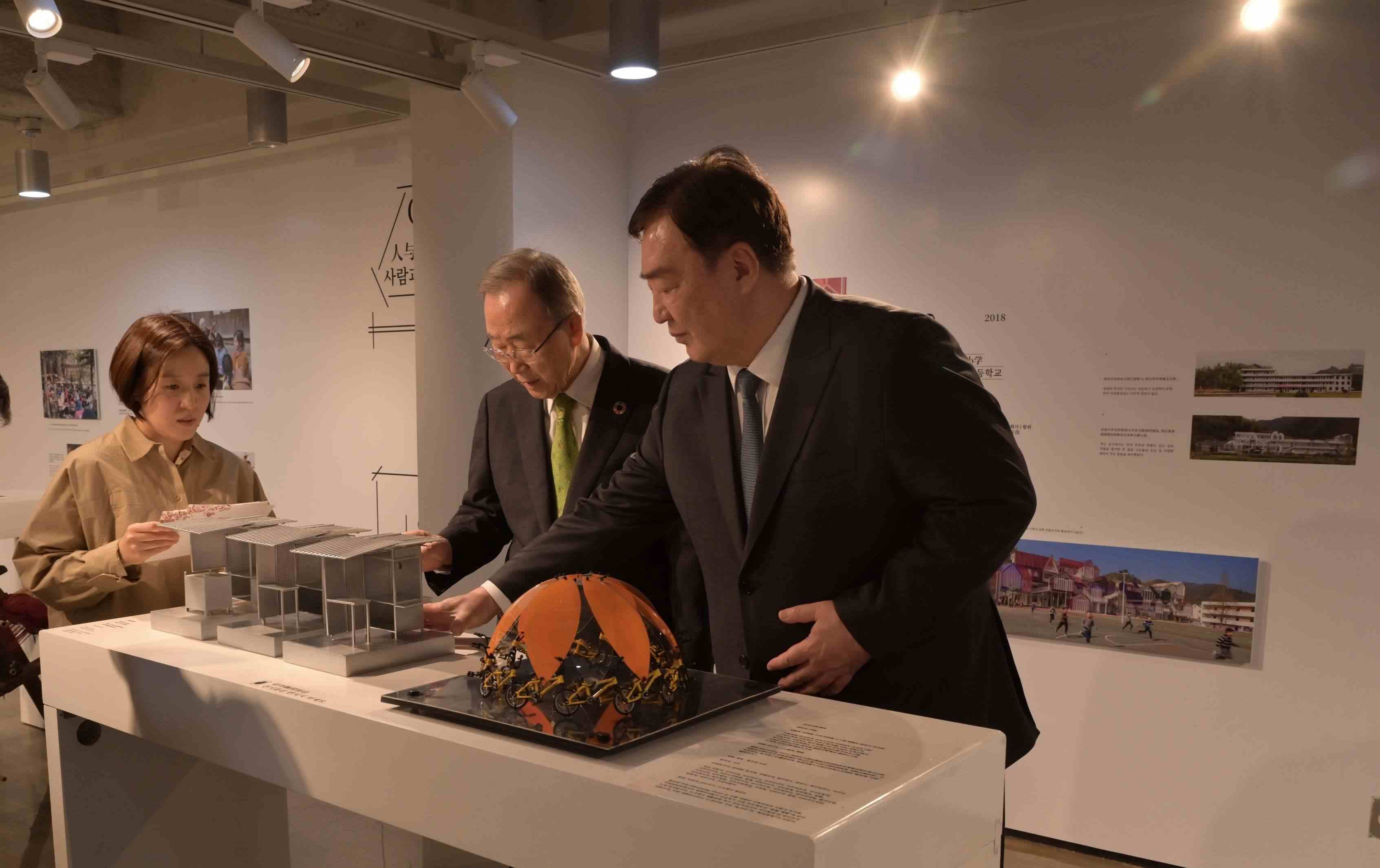 邢海明（右一）與潘基文共同參觀《自然生活傳承——美麗中國(guó)特展》。首爾中國(guó)文化中心供圖