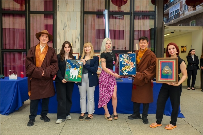 西班牙嘉賓參觀青海傳統(tǒng)手工技藝展示。主辦方供圖