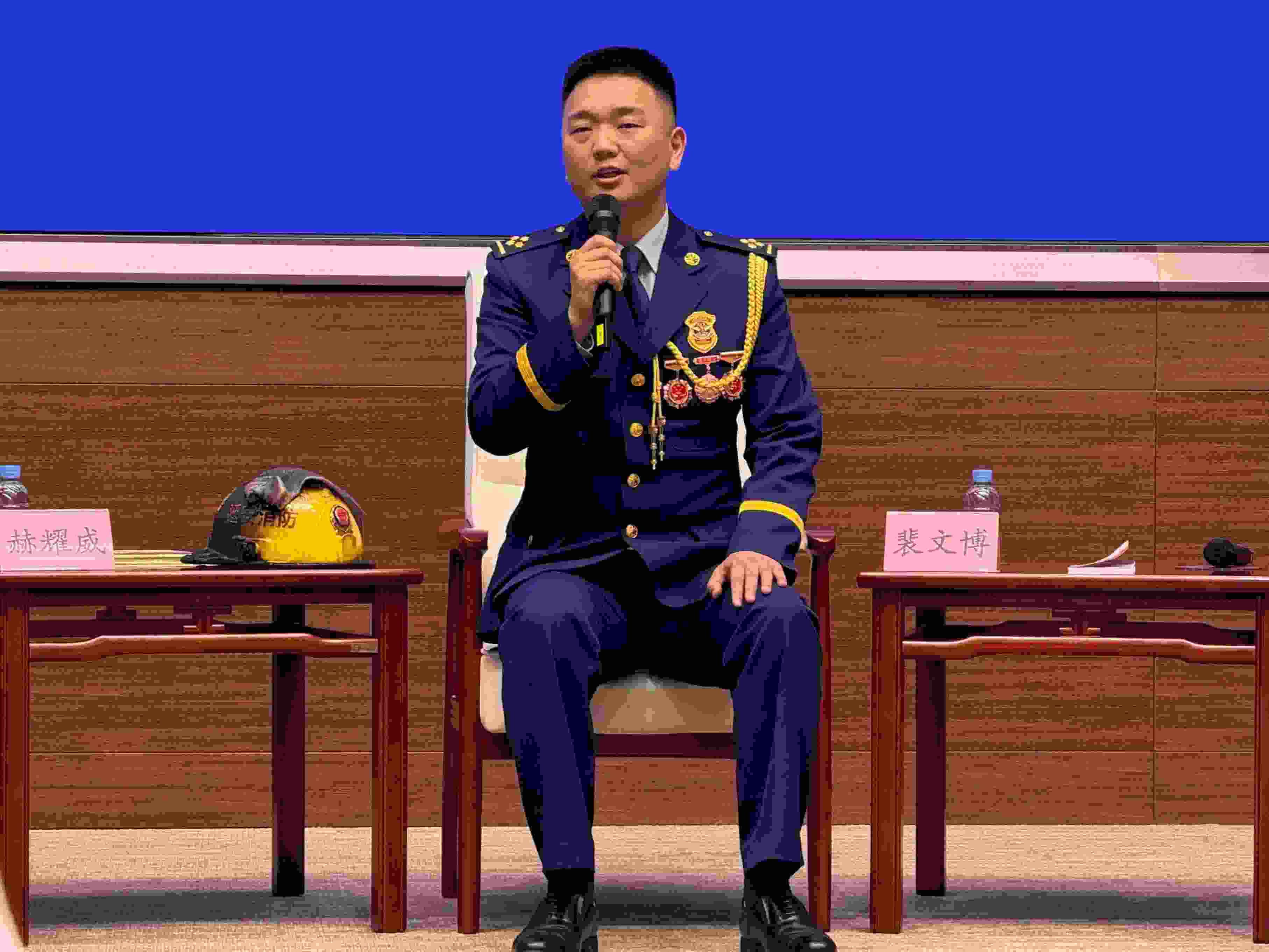 寶塔消防救援站政治指導(dǎo)員裴文博在回答記者提問(wèn)。人民網(wǎng)記者 郝萍攝