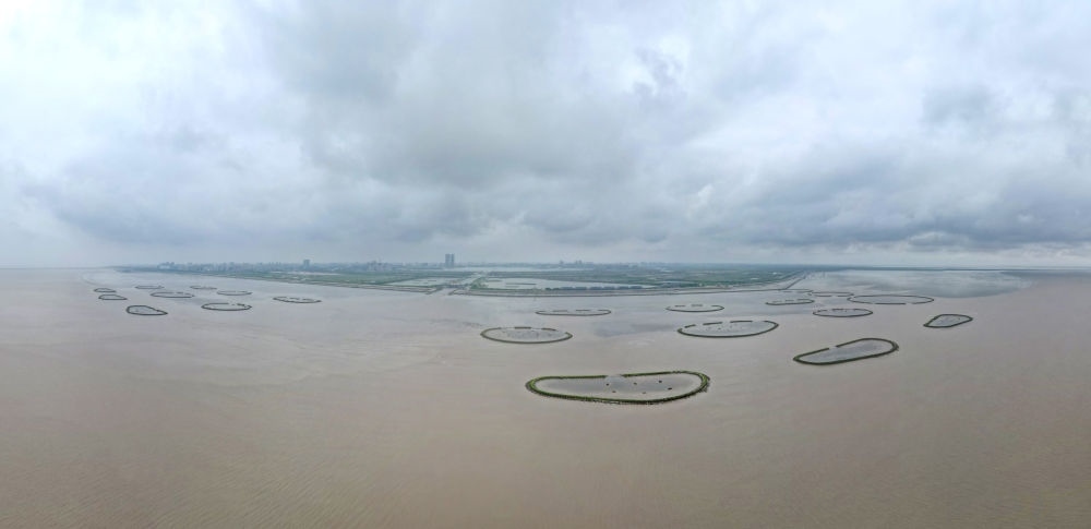 2024年5月31日，上海臨港新片區(qū)南匯嘴水域?yàn)┩可系哪迪牻福o人機(jī)照片）。新華社記者 方喆 攝