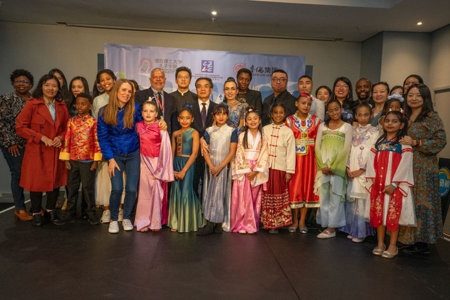 中南嘉賓與選手們合影。