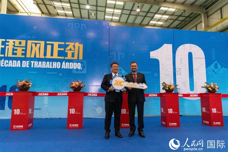 儀式上，徐工巴西制造總經(jīng)理李寒光將第23456臺產(chǎn)品鑰匙交付給客戶巴西Simak公司首席執(zhí)行官安德森·阿布魯手中。 人民日報社拉美中心分社 威廉·科埃略·維亞納攝