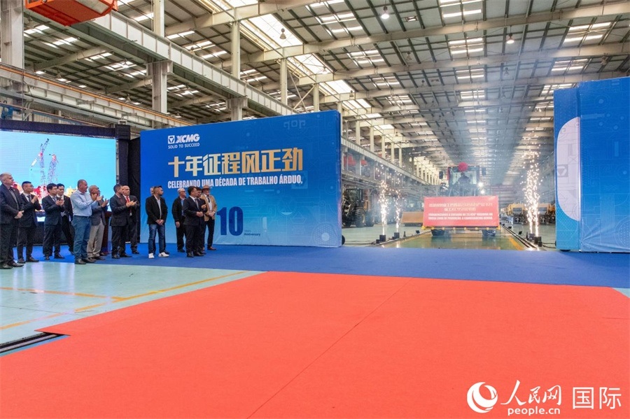 儀式上，米納斯吉拉斯州、波蘇阿雷格里市政府官員，徐工巴西制造的供應商、經(jīng)銷商、客戶伙伴、員工代表和在巴中資機構代表等，一起祝賀徐工巴西制造第23456臺產(chǎn)品下線并交付客戶。 人民日報社拉美中心分社 威廉·科埃略·維亞納攝