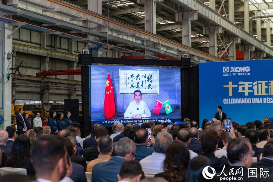 徐工集團、徐工機械董事長楊東升在視頻致辭中表示，徐工作為中國工程機械的排頭兵，堅定不移實施國際化主戰(zhàn)略，投資運營的徐工巴西制造基地成為見證中巴友誼的標桿示范。 人民日報社拉美中心分社 威廉·科埃略·維亞納攝