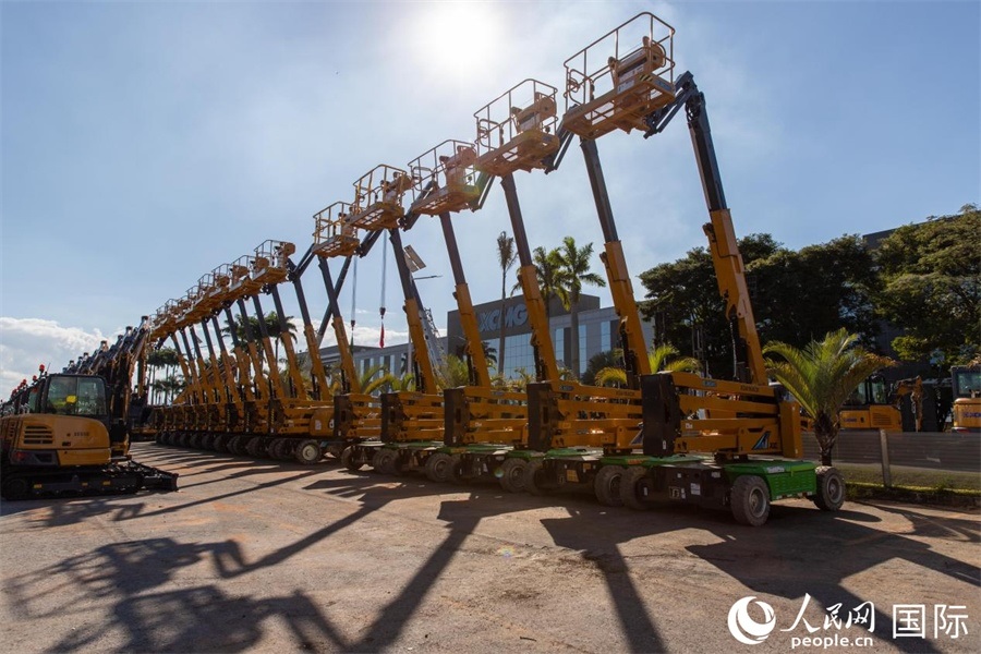 在徐工巴西制造生產(chǎn)基地，一批完成生產(chǎn)的設備正準備交付客戶。 人民日報社拉美中心分社 威廉·科埃略·維亞納攝