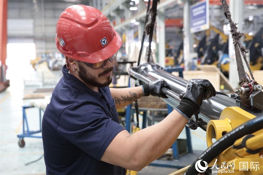 一名徐工巴西制造基地的當?shù)貑T工正在進行設備安裝和調(diào)試。 人民日報社拉美中心分社 威廉·科埃略·維亞納攝