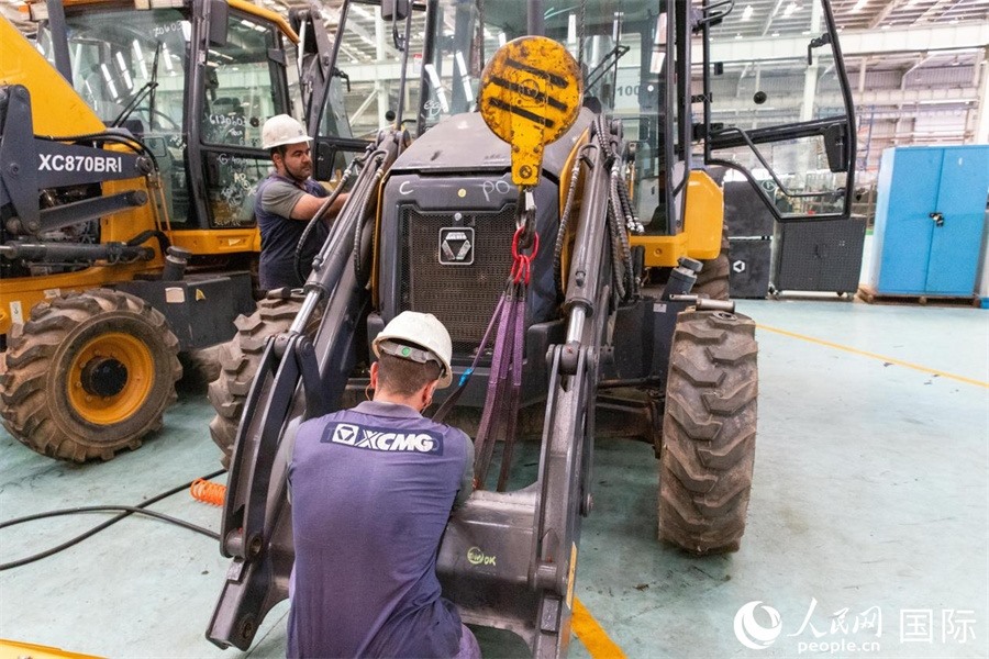 兩名徐工巴西制造基地的當?shù)貑T工正在進行設備安裝和調(diào)試。 人民日報社拉美中心分社 威廉·科埃略·維亞納攝