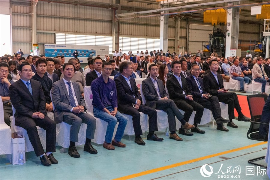 巴西米納斯吉拉斯州、波蘇阿雷格里市政府官員，徐工巴西制造的供應商、經(jīng)銷商、客戶伙伴和員工代表，以及在巴中資機構代表等200多人，出席了徐工巴西制造投產(chǎn)運營10周年暨第23456臺產(chǎn)品下線儀式。 人民網(wǎng) 威廉·科埃略·維亞納攝