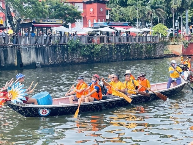 多元種族共同奮輯前進(jìn)，體驗在馬六甲河劃龍舟，引來大批游客駐足圍觀。組委會供圖