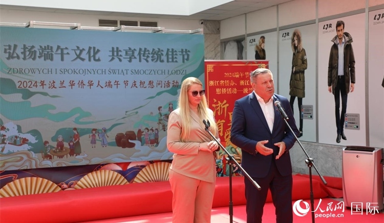 皮耶霍欽斯基(右)在活動上致辭。人民網(wǎng)記者 李增偉攝