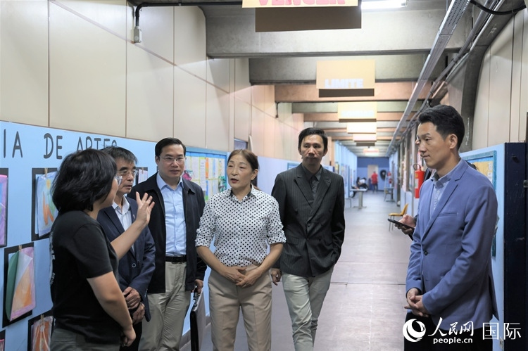 中國(guó)駐里約總領(lǐng)館商務(wù)參贊敬艷輝（右一）等嘉賓在里約孔院中方院長(zhǎng)孫艷萍（左一）帶領(lǐng)下，參觀薩繆爾·韋納公立學(xué)校的中文教室，了解該校中文教學(xué)軟硬件設(shè)施。人民網(wǎng)記者 時(shí)元皓攝