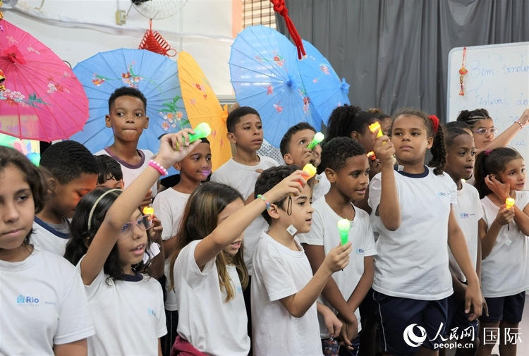 端午節(jié)活動(dòng)在里約薩繆爾·韋納公立學(xué)校舉辦，該校師生合唱中文歌曲。 人民網(wǎng)記者 時(shí)元皓攝