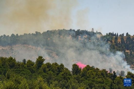6月12日，以色列北部加利利地區(qū)遭受火箭彈襲擊后冒出滾滾濃煙。新華社發(fā)（阿亞爾·馬戈林?jǐn)z/基尼圖片社）