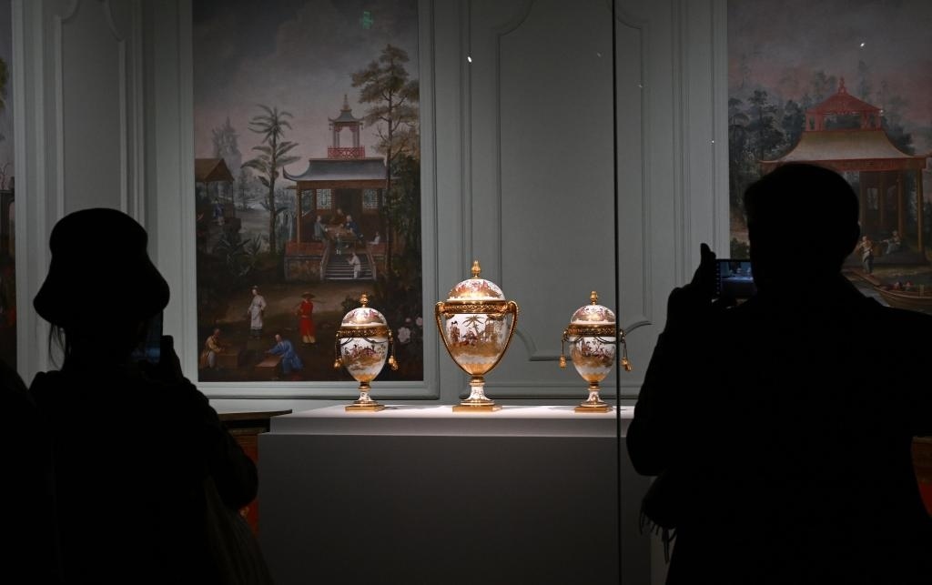 4月1日，觀眾在北京故宮參觀“紫禁城與凡爾賽宮——17、18世紀的中法交往”展覽。新華社記者金良快攝