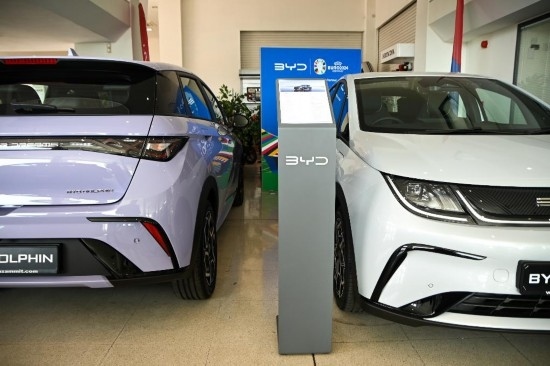 這是5月29日在馬耳他比爾基卡拉拍攝的展示廳里的比亞迪純電動汽車。新華社發(fā)（喬納森·博格 攝）