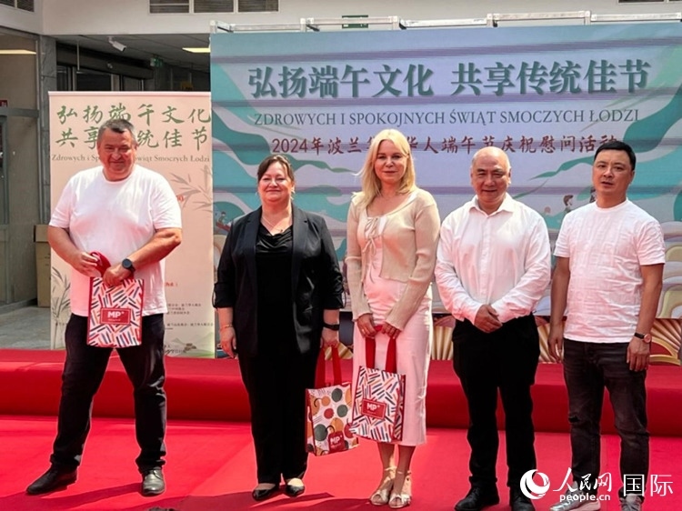 向波蘭友人發(fā)放端午節(jié)慰問品。人民網(wǎng)記者 李增偉攝