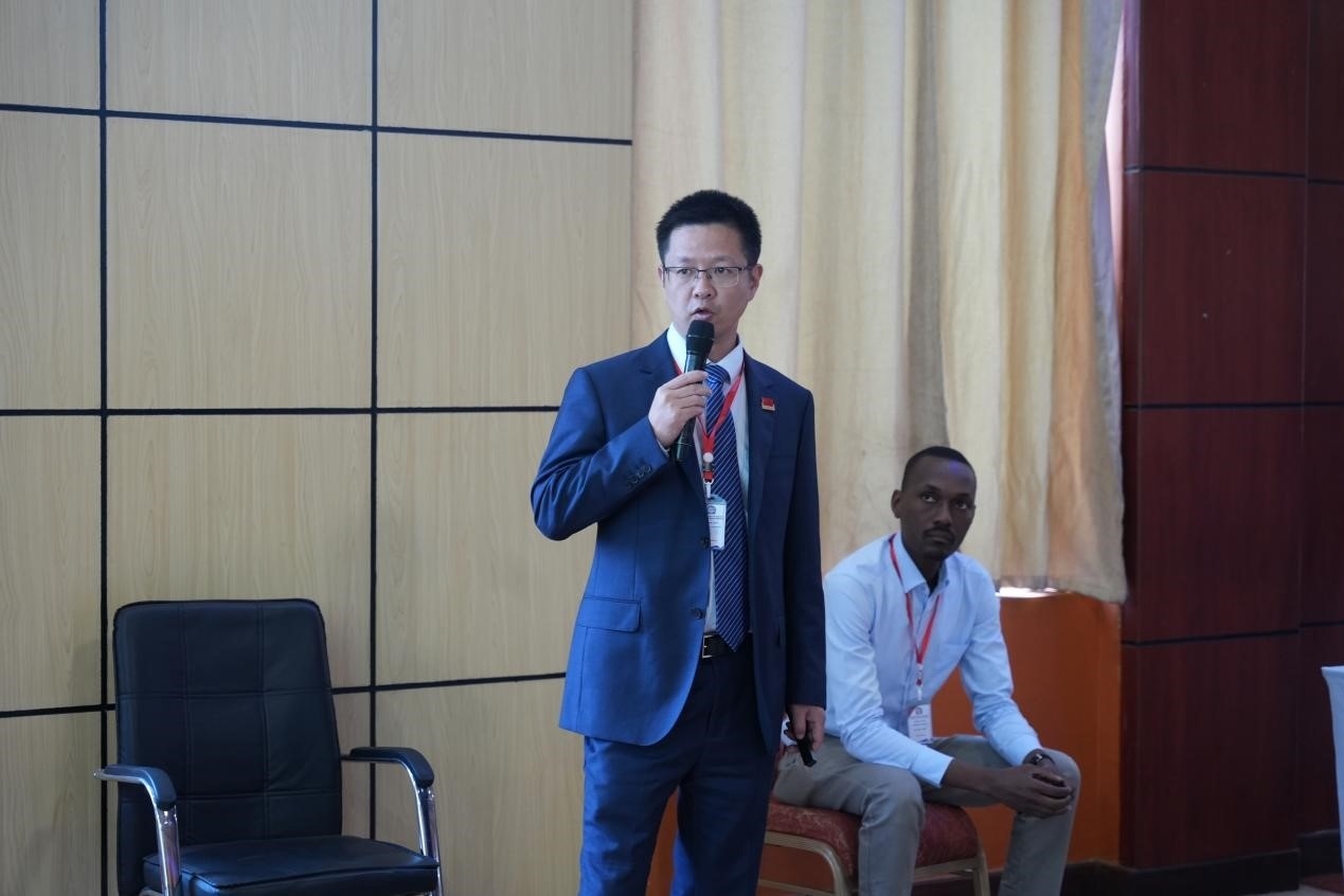 醫(yī)療隊(duì)隊(duì)長(zhǎng)蔣國慶在講課中