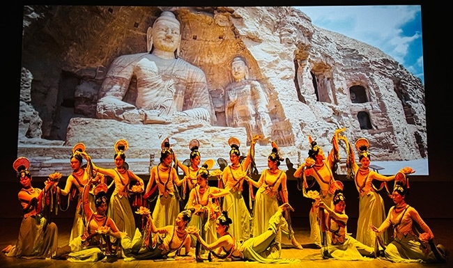 展演現(xiàn)場(chǎng)，同學(xué)們?cè)诒硌莨?jié)目《云岡飛天印象》。校方供圖