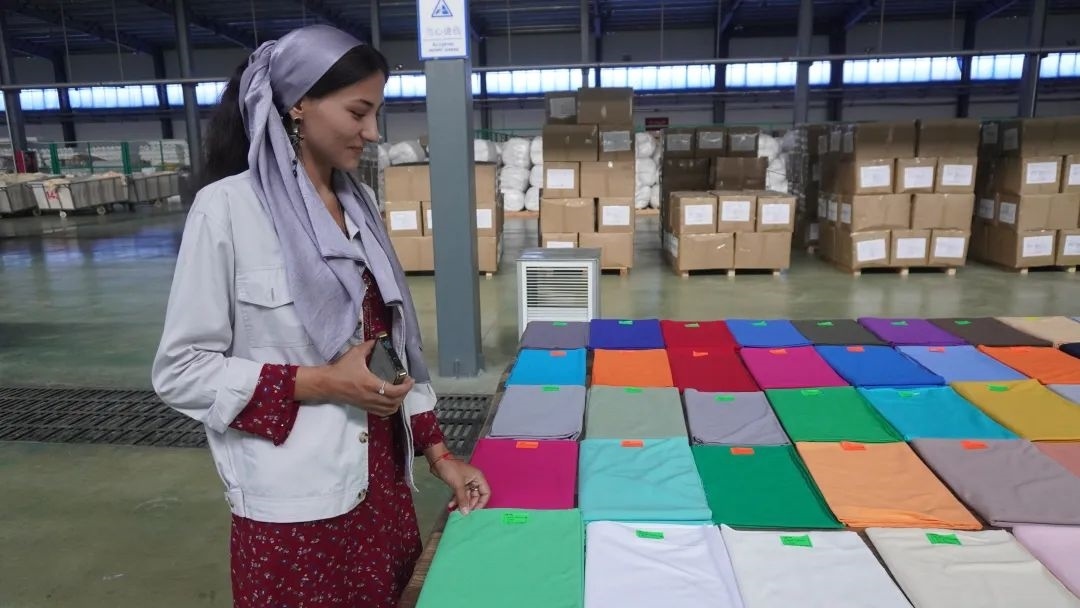 當(dāng)?shù)毓と苏跈z驗(yàn)成品。曲頌攝