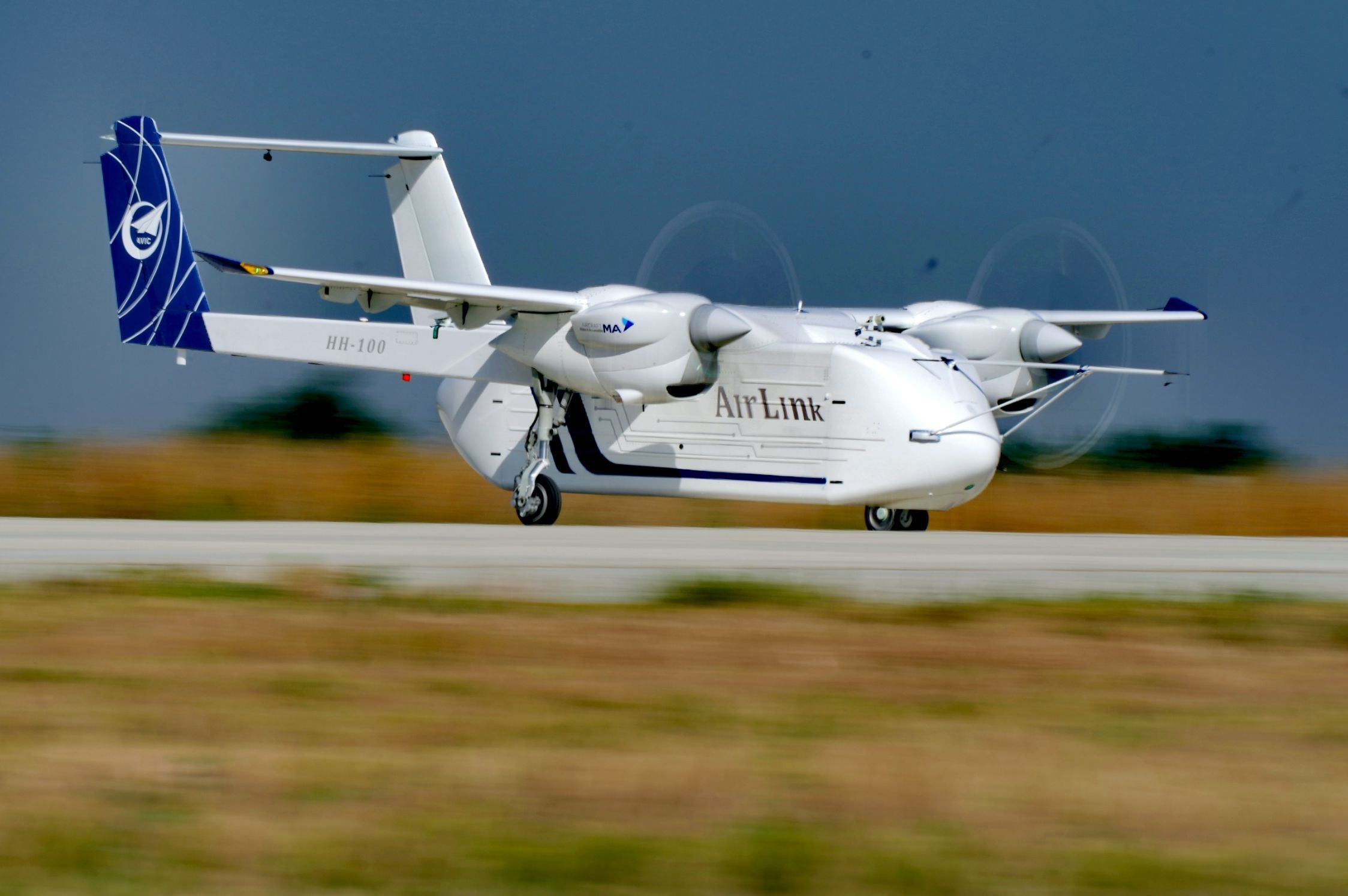 △2024年6月12日，HH-100航空商用無人運(yùn)輸系統(tǒng)驗(yàn)證機(jī)在西安藍(lán)田通用機(jī)場首飛成功。