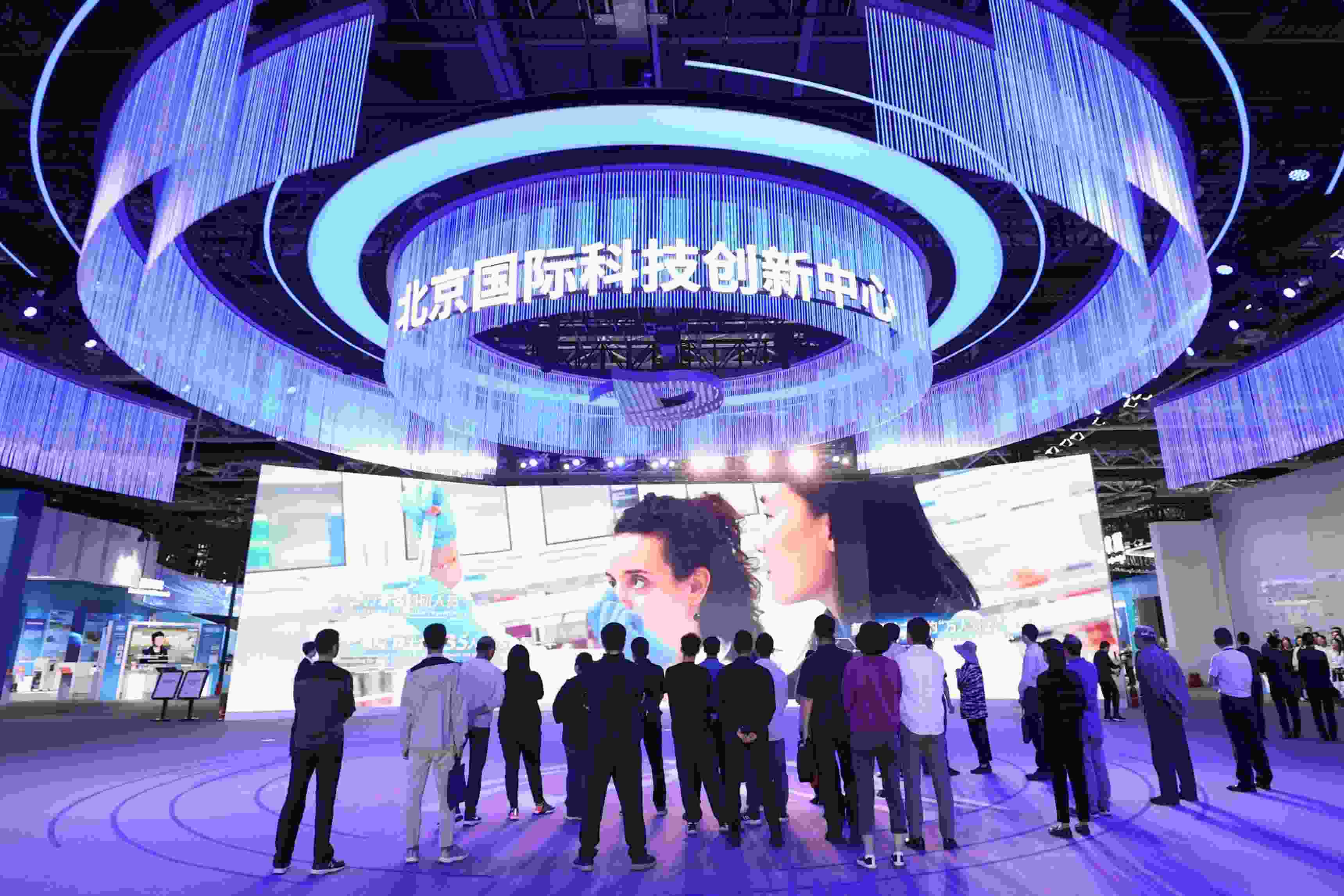 △2024年5月11日，觀眾在中關(guān)村展示中心觀看科技創(chuàng)新宣傳片。