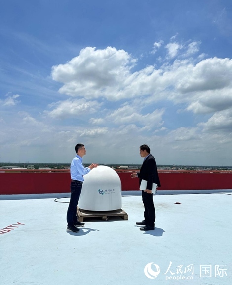 中泰兩國技術人員交流低軌寬帶衛(wèi)星互聯網運行情況。人民網記者 簡承淵攝