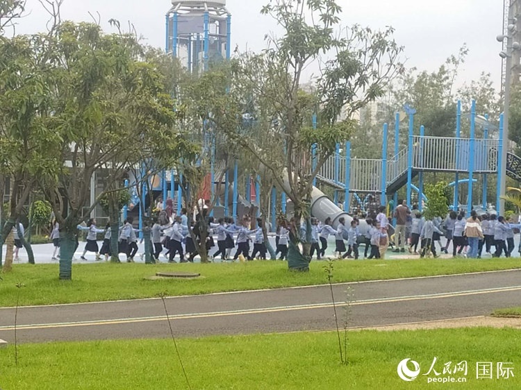 當地兒童在公園做游戲。人民網記者 黃培昭攝