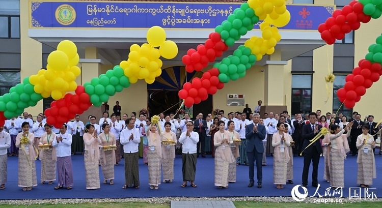 嘉賓共同為項(xiàng)目竣工剪彩。人民網(wǎng)記者 謝佳君攝