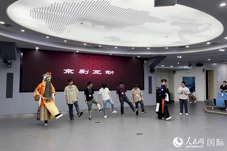 日本大學(xué)生代表團(tuán)學(xué)習(xí)京劇臺(tái)步。人民網(wǎng)記者 陳思攝