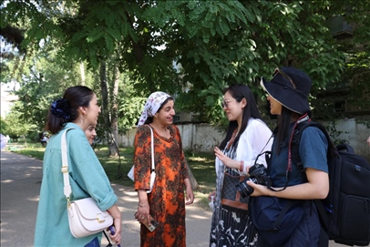 人民日報記者和塔方記者在進行交流。顏歡攝