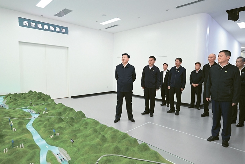 2023年12月14日至15日，中共中央總書記、國家主席、中央軍委主席習(xí)近平在廣西考察。這是14日上午，習(xí)近平在南寧市考察中國—東盟信息港股份有限公司，結(jié)合平陸運(yùn)河沙盤聽取西部陸海新通道骨干工程建設(shè)匯報(bào)。 新華社記者 謝環(huán)馳/攝