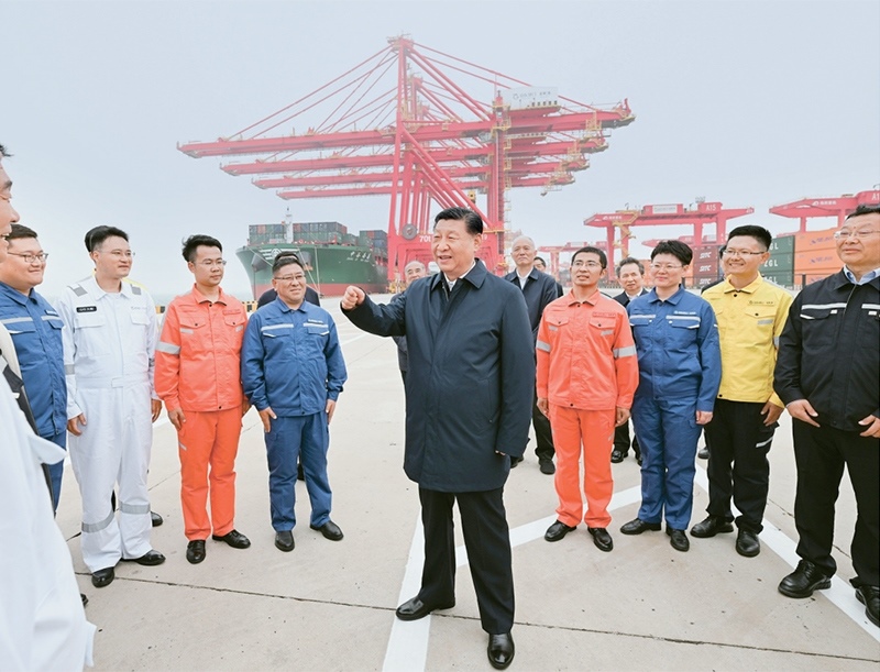 2024年5月22日至24日，中共中央總書記、國家主席、中央軍委主席習(xí)近平在山東考察。這是22日下午，習(xí)近平在日照港親切慰問港口科技工作者、運(yùn)營人員、航運(yùn)人員。 新華社記者 謝環(huán)馳/攝
