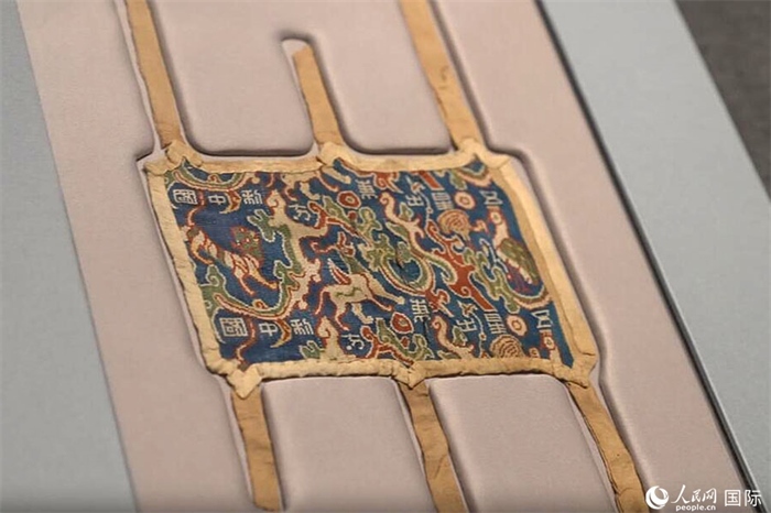 “五星出東方利中國(guó)”織錦護(hù)臂。人民網(wǎng)記者 張麗婭攝