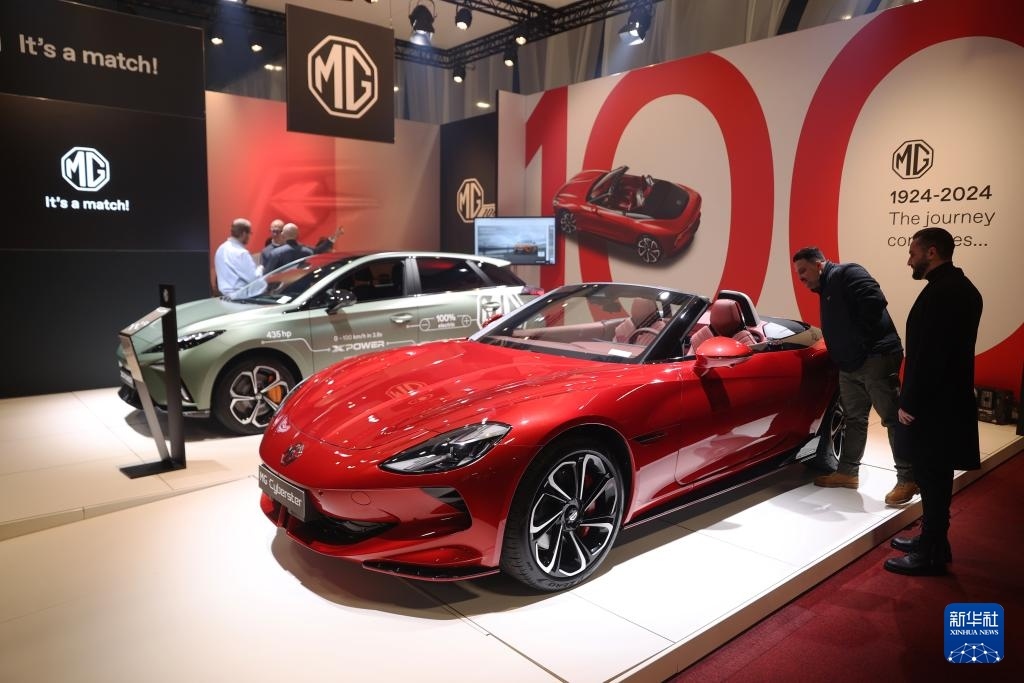 2024年1月17日，人們?cè)诒壤麜r(shí)布魯塞爾舉辦的2024布魯塞爾汽車(chē)展上參觀上汽名爵電動(dòng)汽車(chē)。新華社記者 趙丁喆 攝