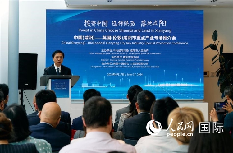 咸陽(yáng)市委書記夏曉中致辭。