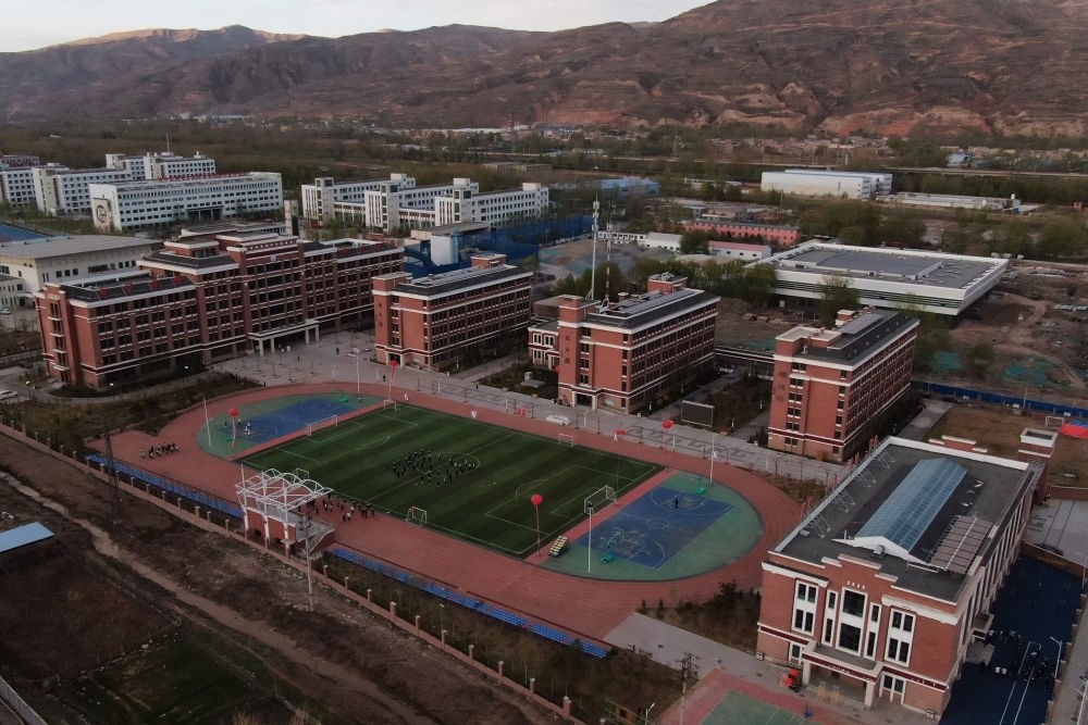 這是果洛西寧民族中學(xué)（2021年4月28日攝，無(wú)人機(jī)照片）。