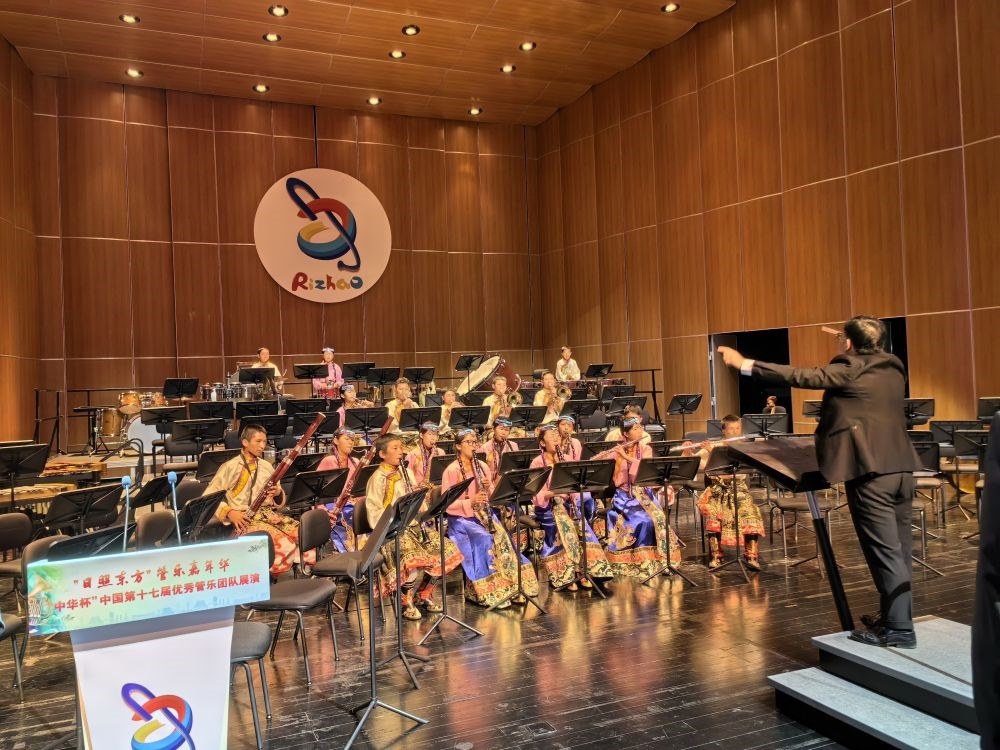 5月4日，來(lái)自果洛西寧民族中學(xué)的果洛州青少年管樂(lè)團(tuán)在山東省日照市演出。