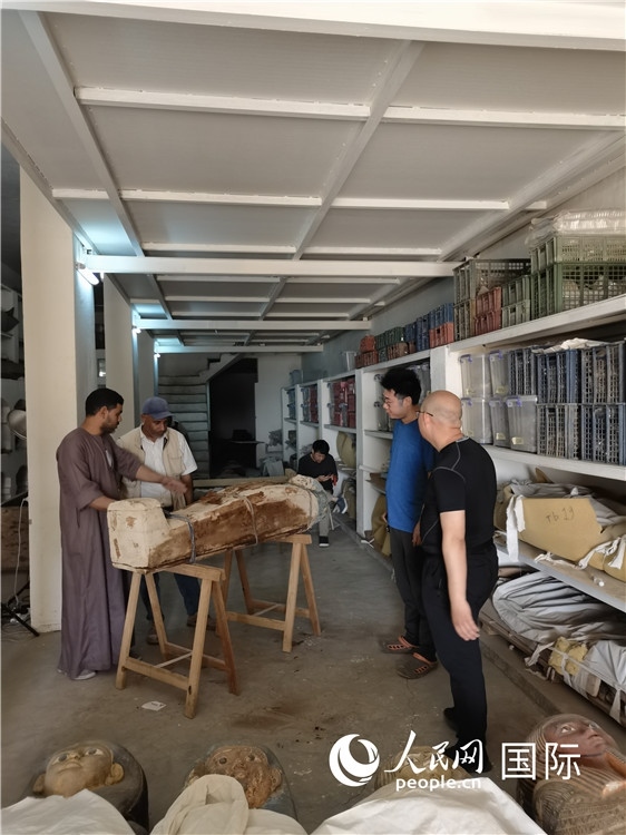 圖為中埃薩卡拉新出土文物數(shù)字化調(diào)查與研究項(xiàng)目團(tuán)隊(duì)在工作現(xiàn)場。