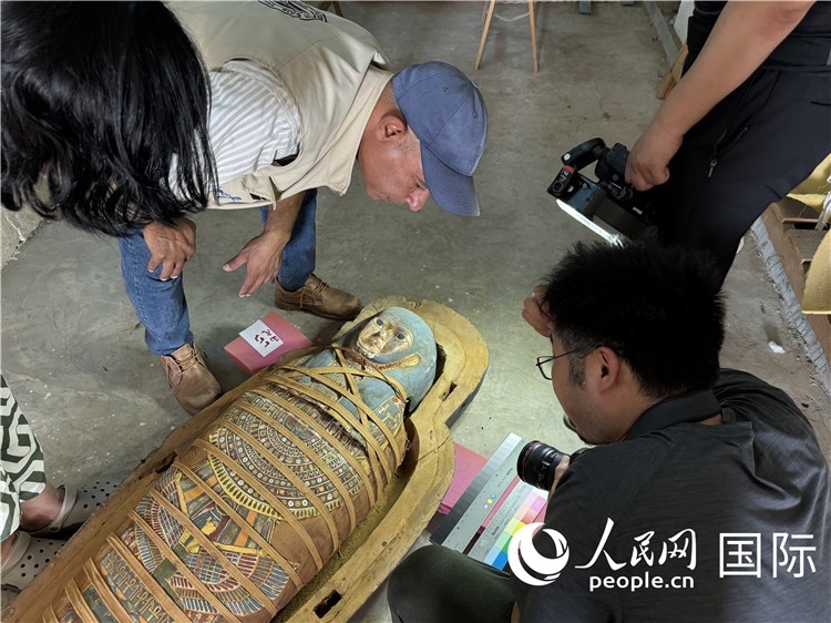 圖為中埃薩卡拉新出土文物數(shù)字化調(diào)查與研究項(xiàng)目團(tuán)隊(duì)在工作現(xiàn)場。薛江攝