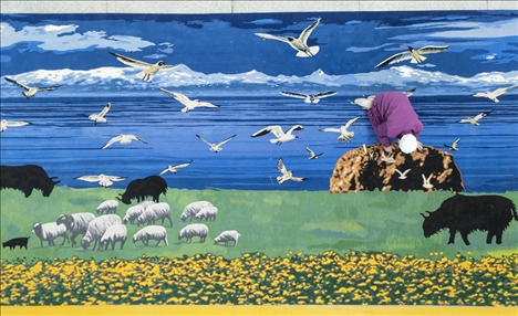 在青海省西寧市圣源地毯集團有限公司生產(chǎn)車間，操作工檢查毯面、拔花刺（2023年2月4日攝）。新華社記者 才揚 攝